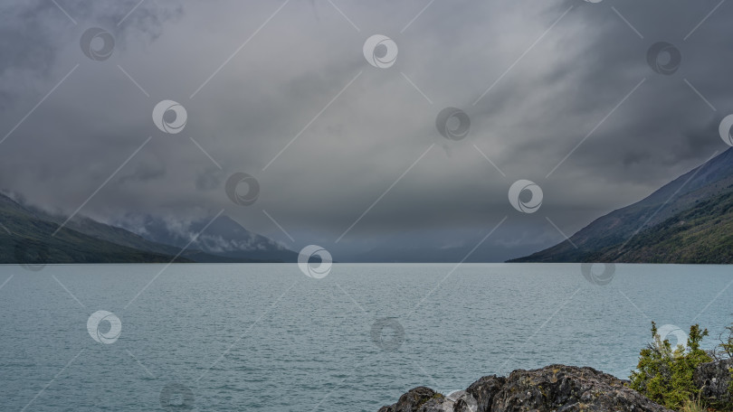 Скачать Красивое ледниковое озеро окружено горами. фотосток Ozero