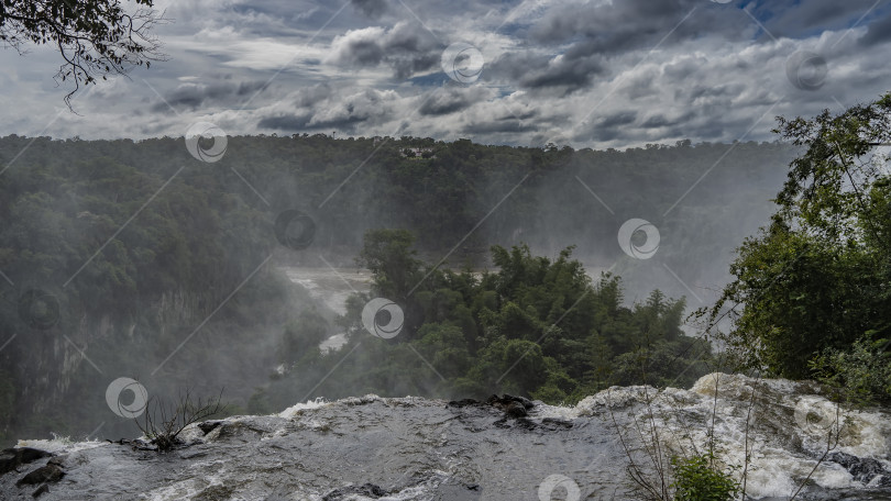 Скачать Поток воды срывается с края уступа в пропасть. фотосток Ozero