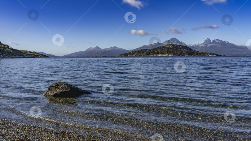 Скачать Сквозь прозрачную воду озера видна галька. Камень у кромки воды. фотосток Ozero