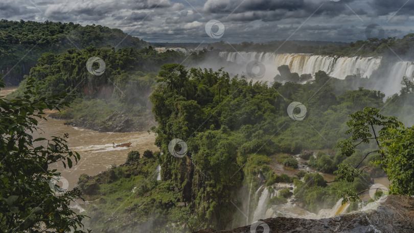 Скачать Водопад Игуасу. Потоки воды падают в ущелье. фотосток Ozero