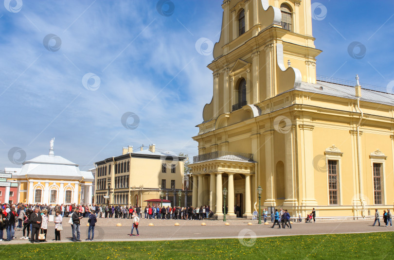 Скачать Туристы у входа в Петропавловский собор. фотосток Ozero