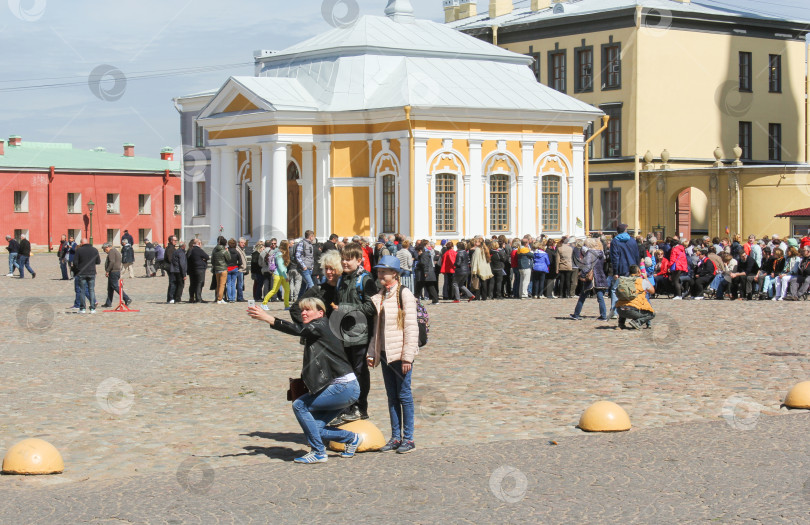 Скачать Селфи туристов на Соборной площади. фотосток Ozero