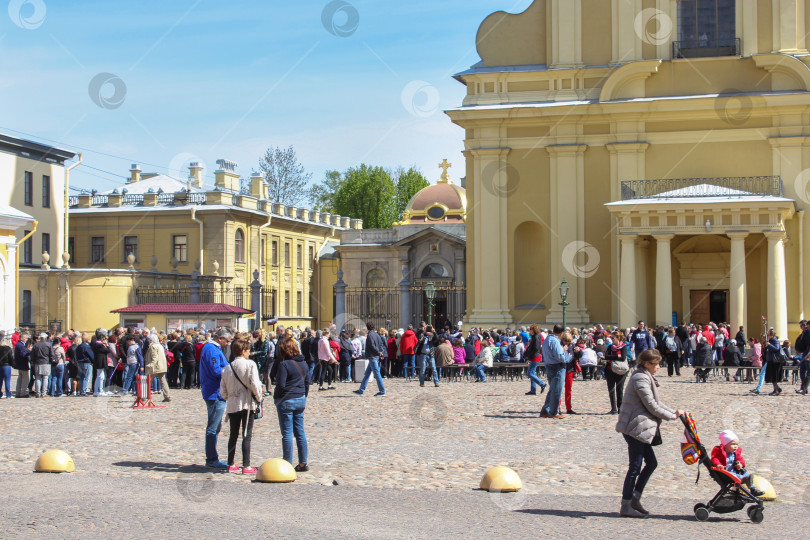 Скачать Очередь туристов к Петропавловскому собору. фотосток Ozero