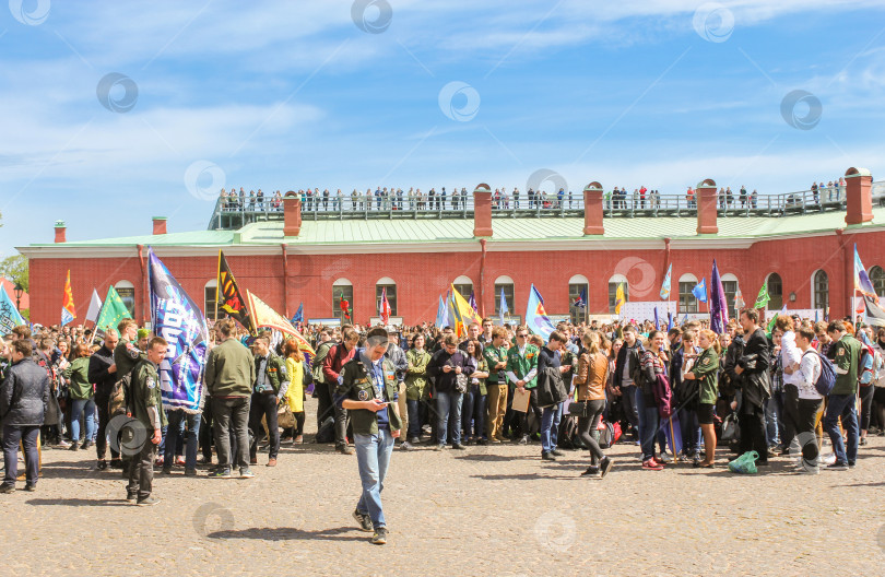 Скачать Толпа молодых людей с флагами. фотосток Ozero