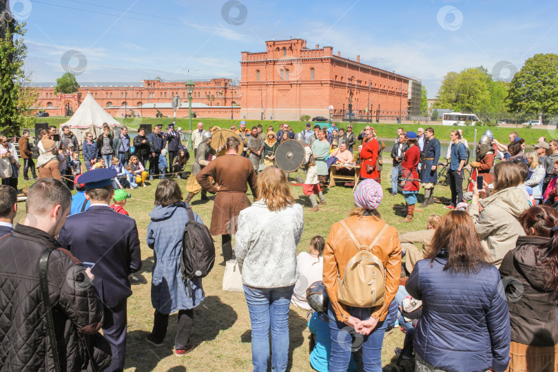 Скачать Зрители турнира викингов. фотосток Ozero