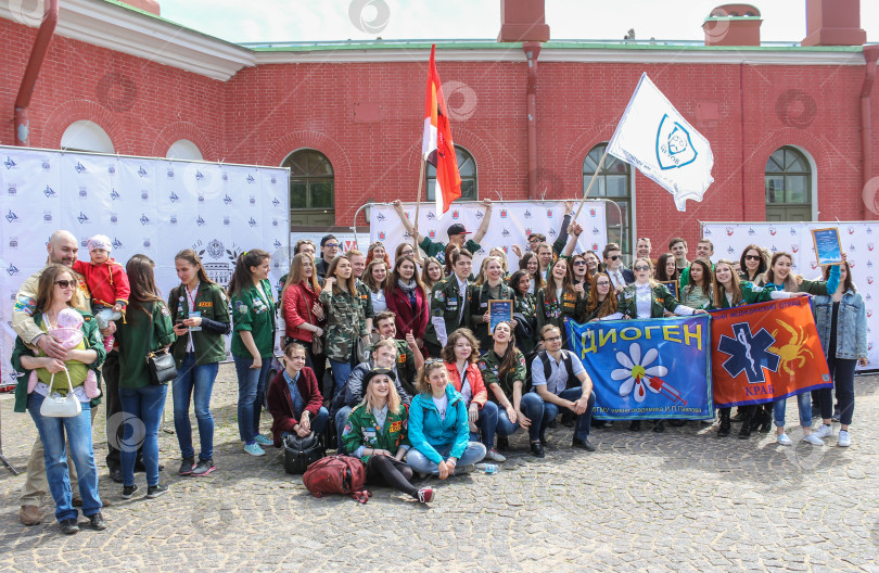 Скачать Группа студентов с флагами позирует для фотосъемки. фотосток Ozero