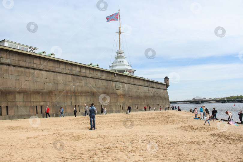 Скачать Песчаный берег у стен Петропавловской крепости. фотосток Ozero