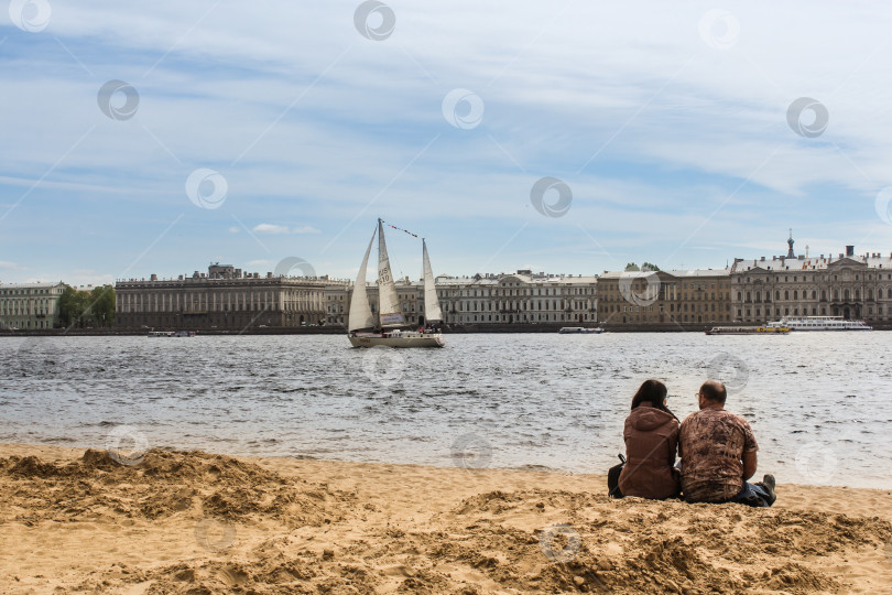 Скачать Пара на берегу Заячьего острова. фотосток Ozero