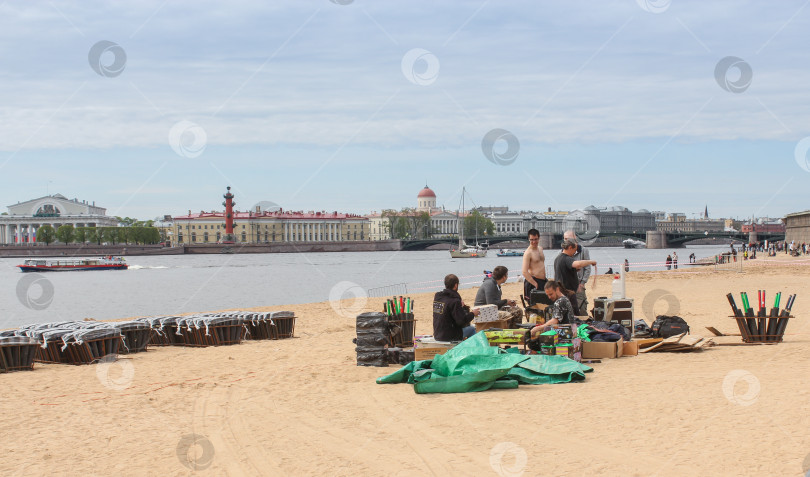 Скачать Подготовка к праздничному салюту. фотосток Ozero