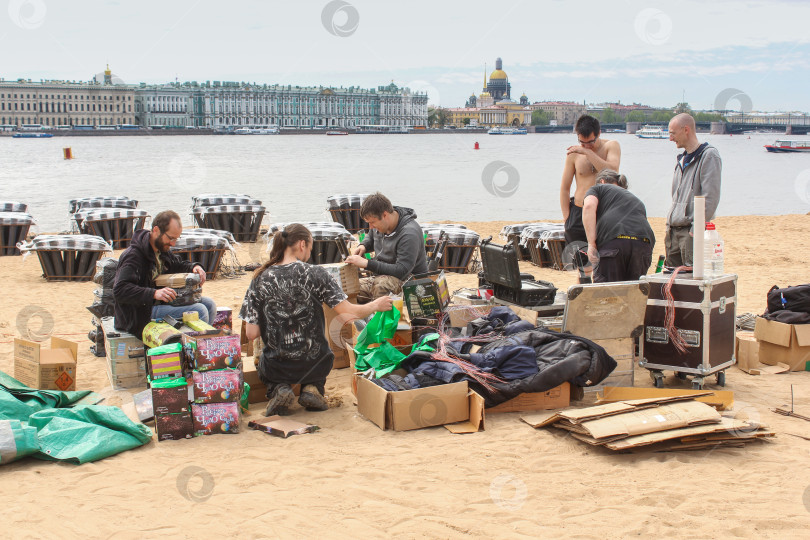 Скачать Пиротехники готовят салюты на берегу. фотосток Ozero