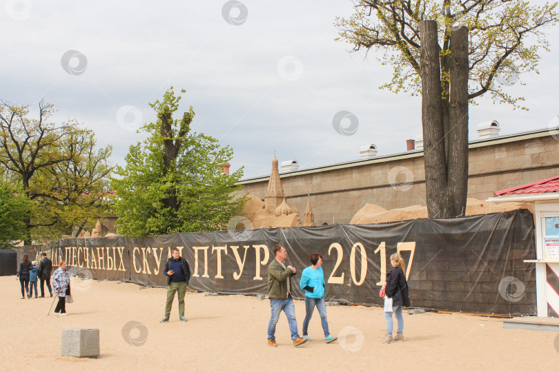 Скачать Санкт-Петербург, Россия - 28 мая 2017 года. Ежегодная выставка песчаных скульптур на Заячьем острове. фотосток Ozero