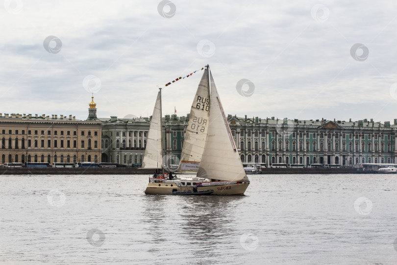 Скачать Яхта на фоне Эрмитажа. фотосток Ozero