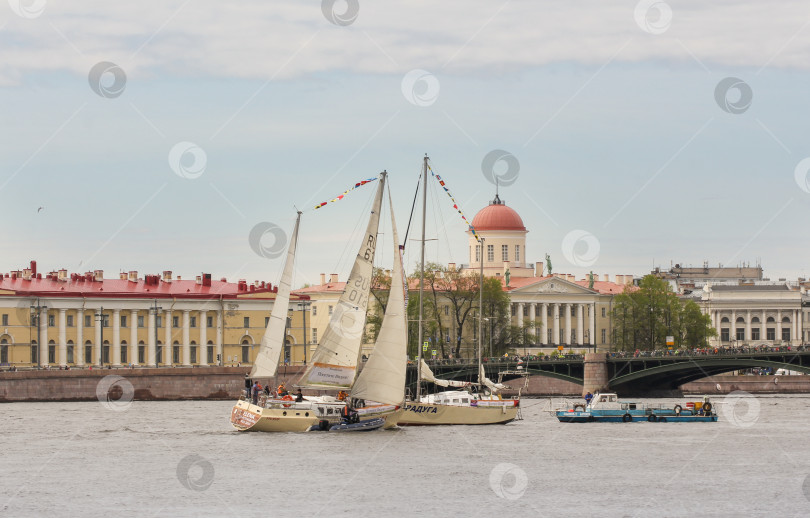 Скачать Речные суда у Биржевого моста. фотосток Ozero