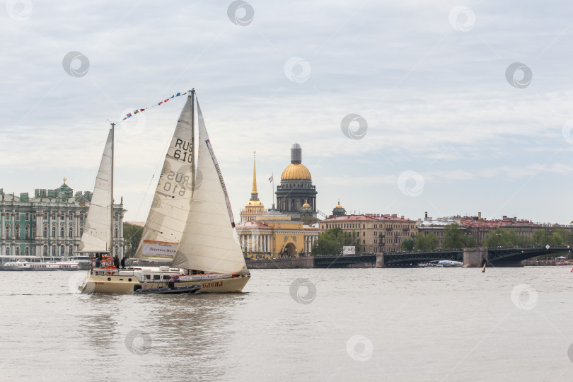 Скачать Яхта на фоне Дворцовой набережной. фотосток Ozero