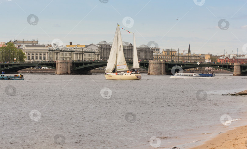 Скачать Яхта у Дворцового моста. фотосток Ozero