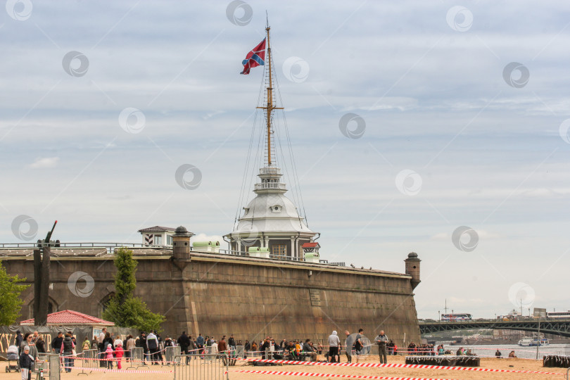 Скачать Мачта с флагом над крепостной стеной. фотосток Ozero