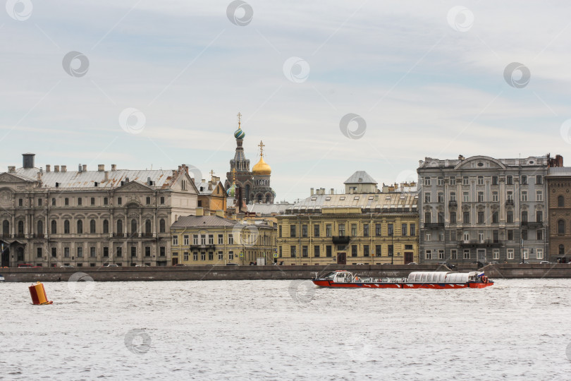 Скачать Купола Спаса-на-крови над домами. фотосток Ozero