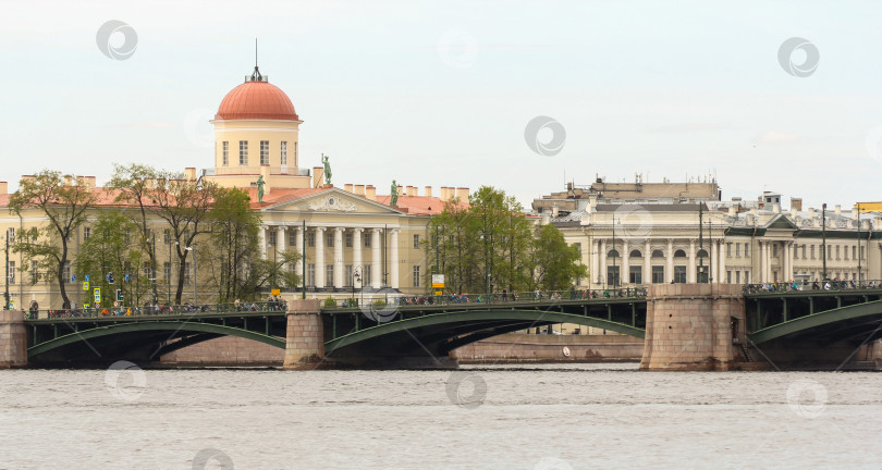 Скачать Биржевой мост через Неву. фотосток Ozero