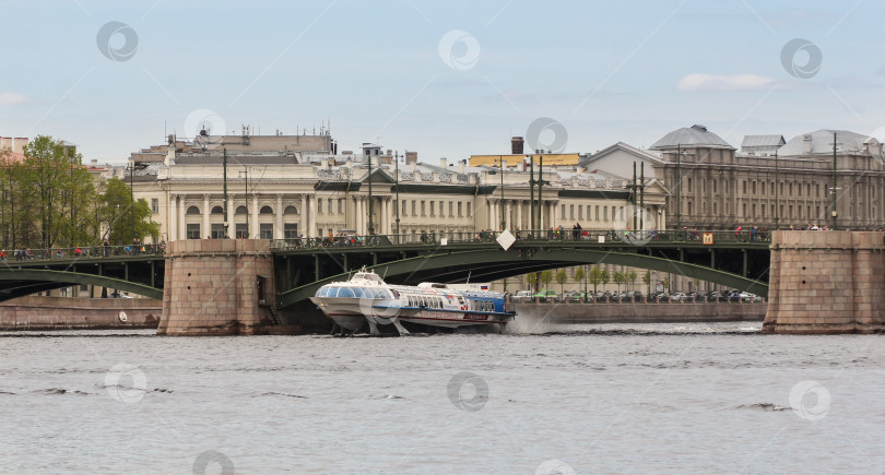 Скачать Корабль, выходящий из-под моста. фотосток Ozero