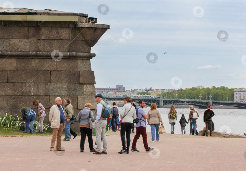 Скачать Туристы на углу Петропавловской крепости. фотосток Ozero