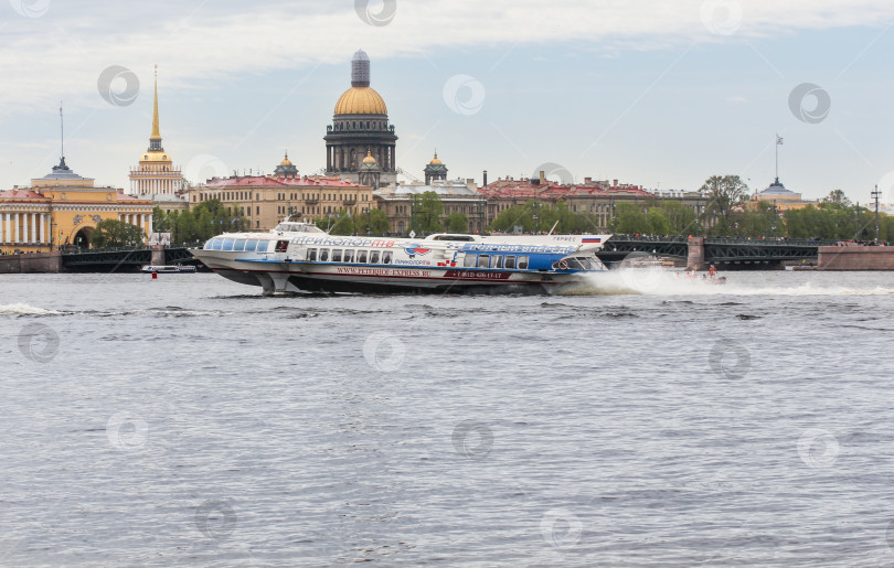 Скачать Речное судно прибыло в Санкт-Петербург. фотосток Ozero