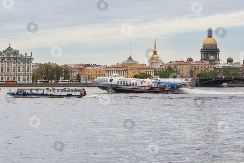 Скачать Речные суда в акватории Невы. фотосток Ozero