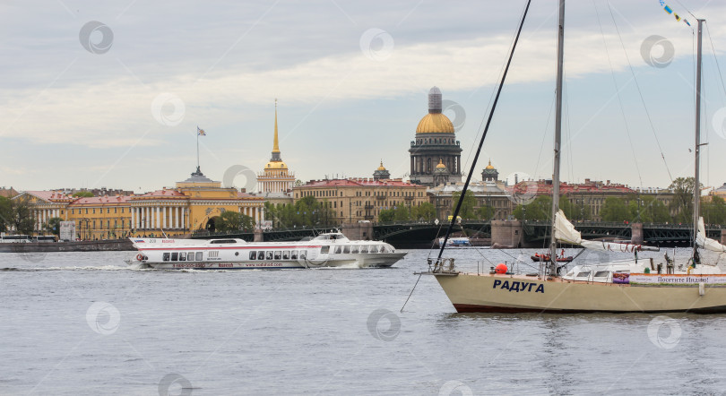 Скачать Речные суда у Дворцового моста. фотосток Ozero