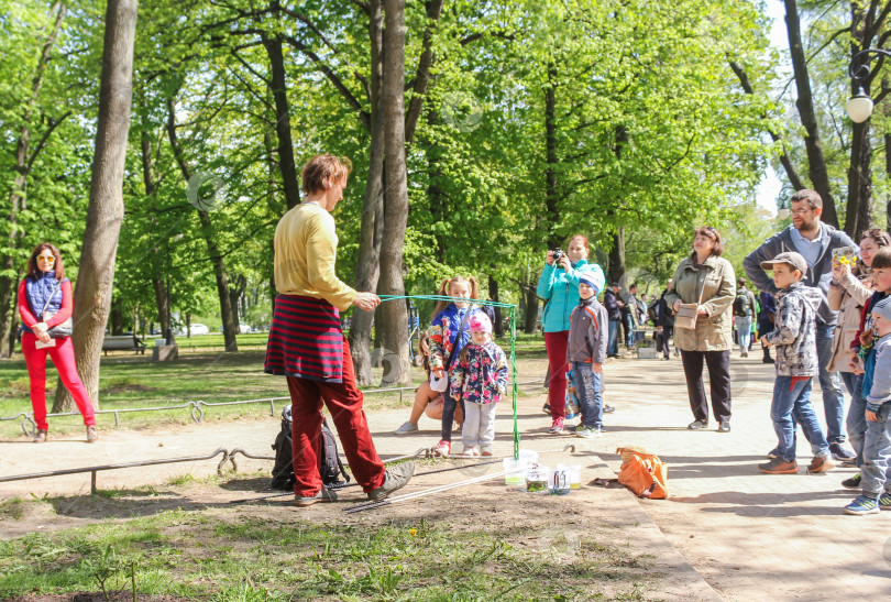 Скачать Люди в городском парке. фотосток Ozero