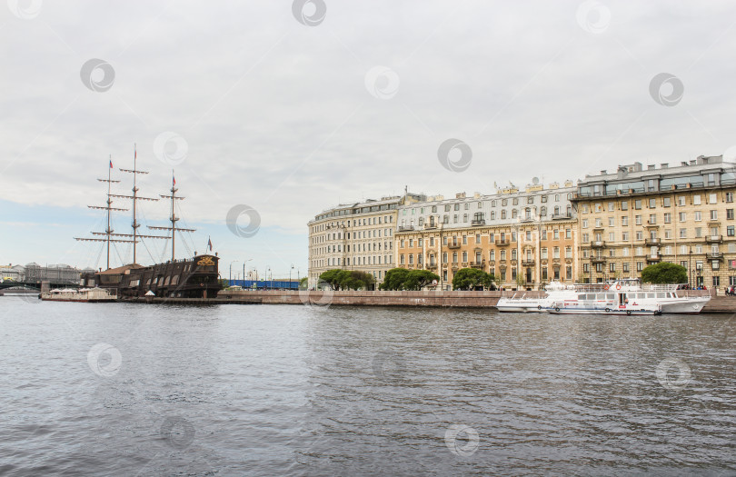 Скачать Корабли на Мытнинской набережной. фотосток Ozero