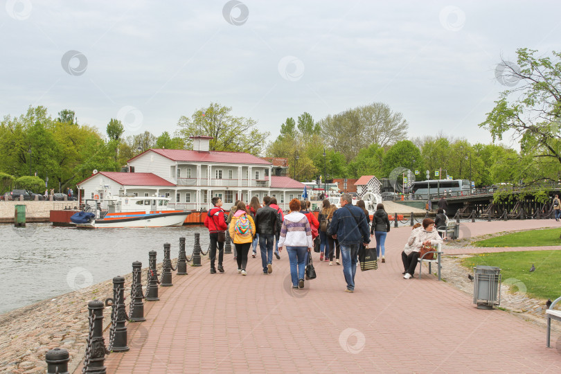 Скачать Люди на полукруглой набережной. фотосток Ozero