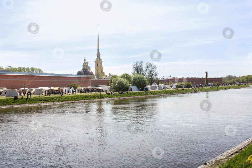 Скачать Фестиваль викингов на берегу Кронверкского канала. фотосток Ozero