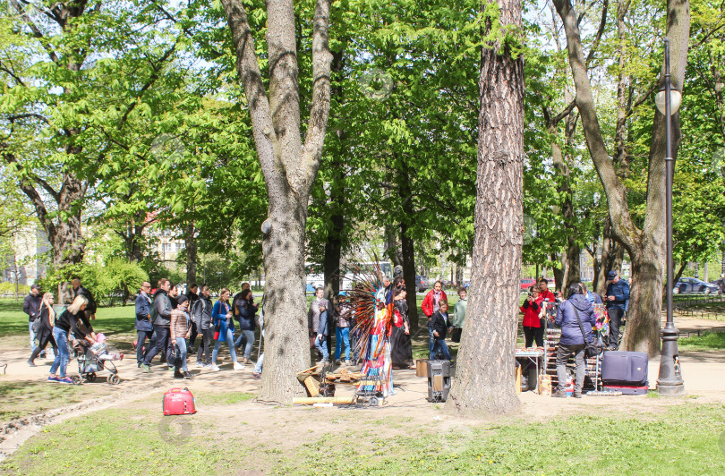 Скачать Люди в городском парке. фотосток Ozero