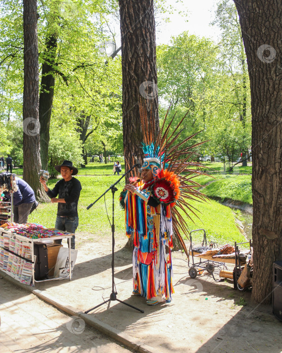 Скачать Художник в ярком костюме. фотосток Ozero