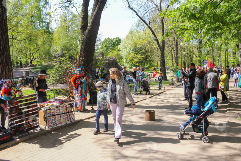 Скачать Выступление уличных артистов в Александровском парке.. фотосток Ozero