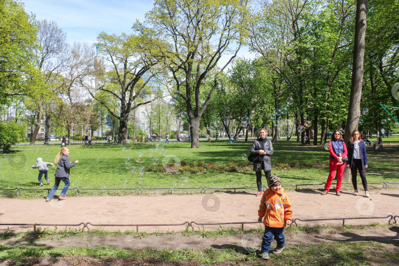 Скачать Люди в парке. фотосток Ozero