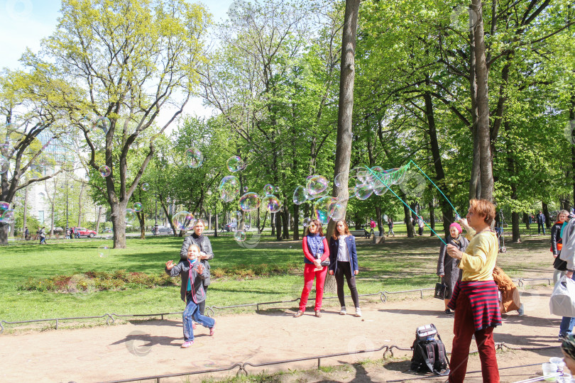 Скачать Мыльные пузыри в городском парке. фотосток Ozero