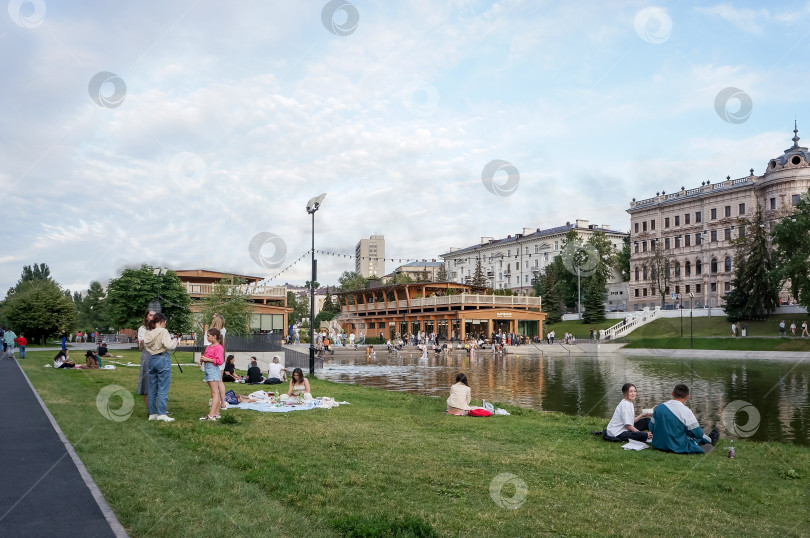 Скачать Казань, Татарстан, Россия - 15 июня 2023: Казанцы отдыхают на берегу Черного озера в летний день фотосток Ozero