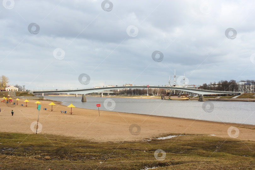 Скачать Река Волхов в Новгороде на пляже. фотосток Ozero