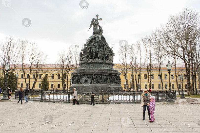 Скачать Люди у памятника "Тысячелетие России" фотосток Ozero