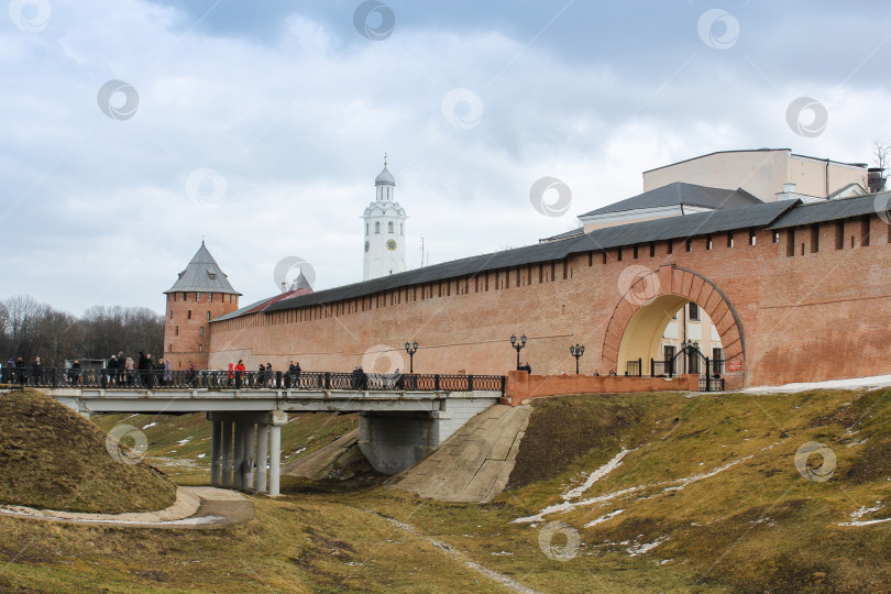 Скачать Люди на мосту, ведущем в Кремль. фотосток Ozero