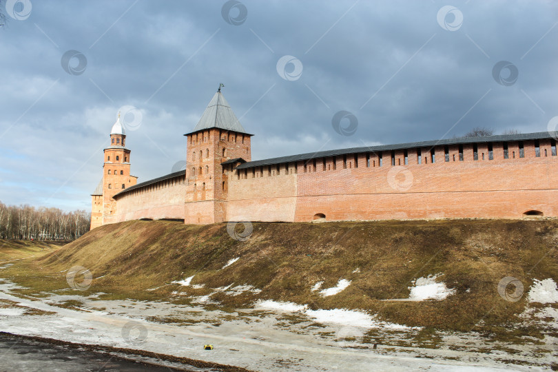 Скачать Новгородский кремль, залитый солнцем под хмурыми облаками. фотосток Ozero