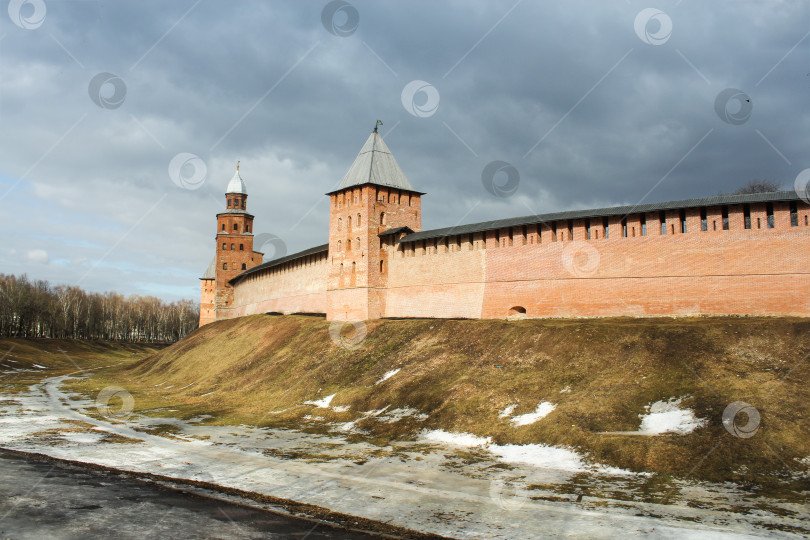 Скачать Новгородский кремль, залитый солнцем. фотосток Ozero