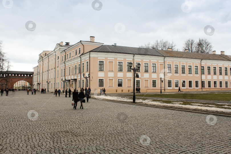 Скачать Люди на территории Новгородского кремля. фотосток Ozero