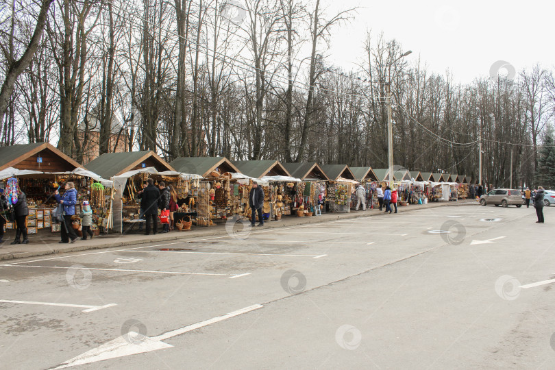 Скачать Торгуйте сувенирами из Новгородского кремля. фотосток Ozero