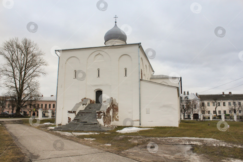 Скачать Небольшая церковь Успения Пресвятой Богородицы. фотосток Ozero