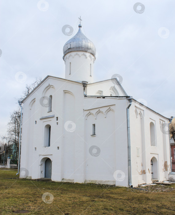 Скачать Небольшая белая церковь Успения Пресвятой Богородицы. фотосток Ozero