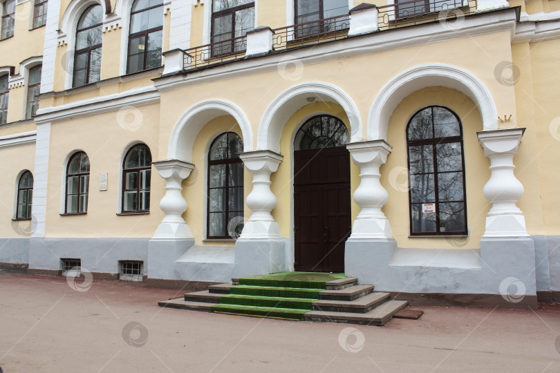 Скачать Дверь в Новгородский гуманитарный институт. фотосток Ozero