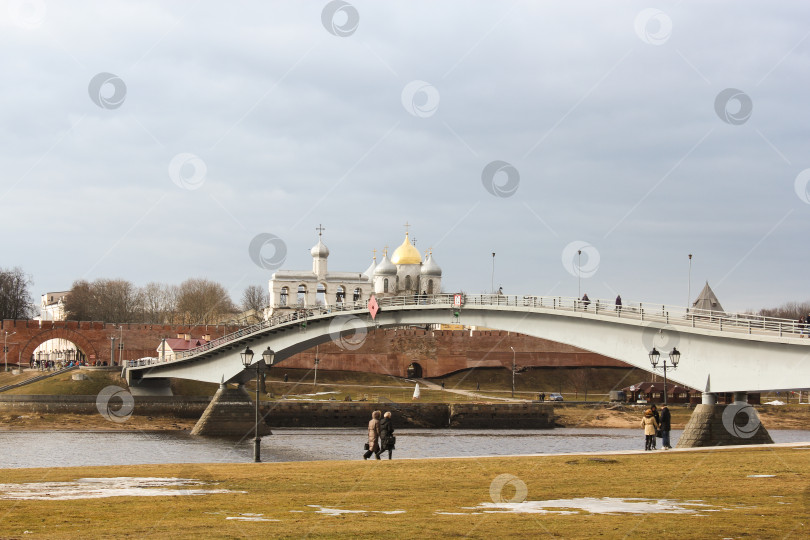 Скачать Пешеходный мост к Новгородскому кремлю. фотосток Ozero