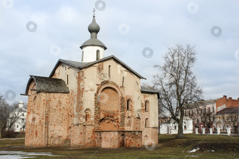 Скачать Кирпичная церковь Параскевы Пятницы была основана в 1207 году. фотосток Ozero