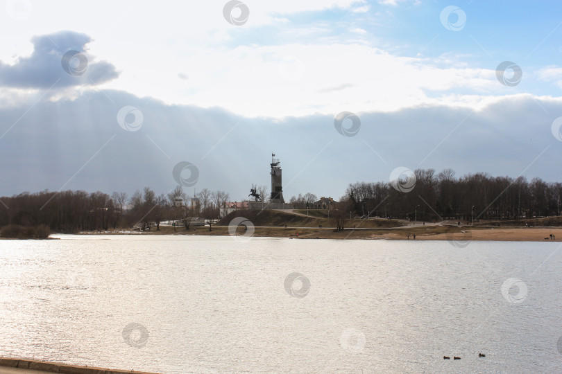 Скачать Вид на памятник на берегу реки. фотосток Ozero